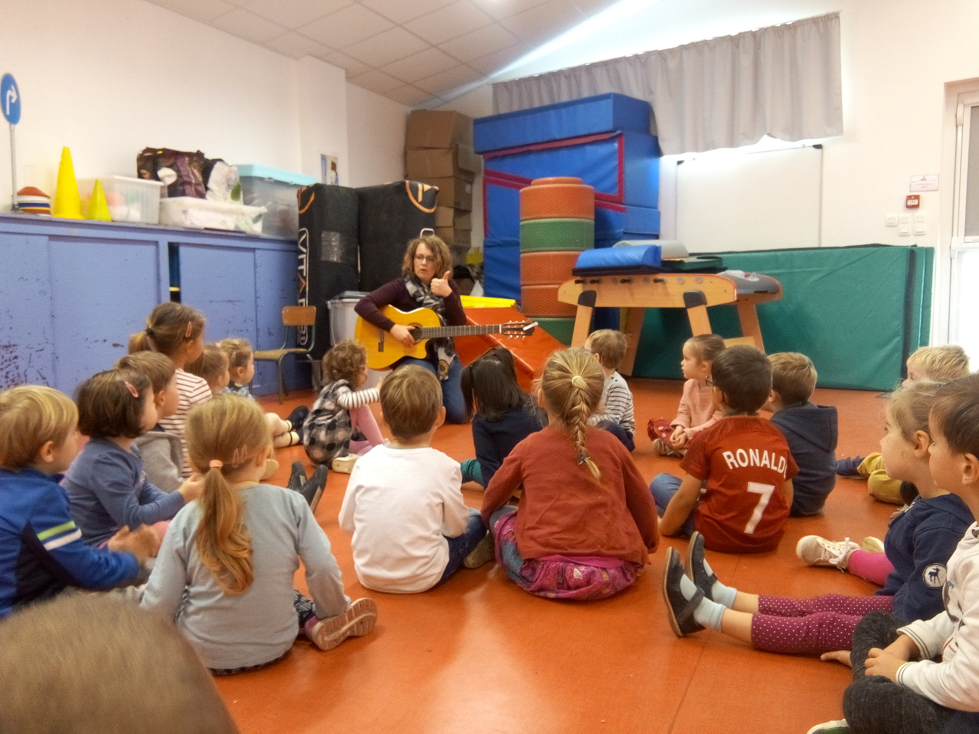 Emmanuelle, sa guitare et les élèves de MS.